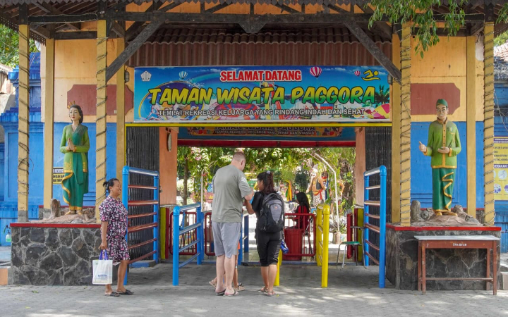 Paggora Kediri adalah salah satu destinasi wisata keluarga yang sudah melegenda di Kota Kediri, Jawa Timur. Dengan fasilitas kolam renang yang lengkap dan harga tiket yang terjangkau.
