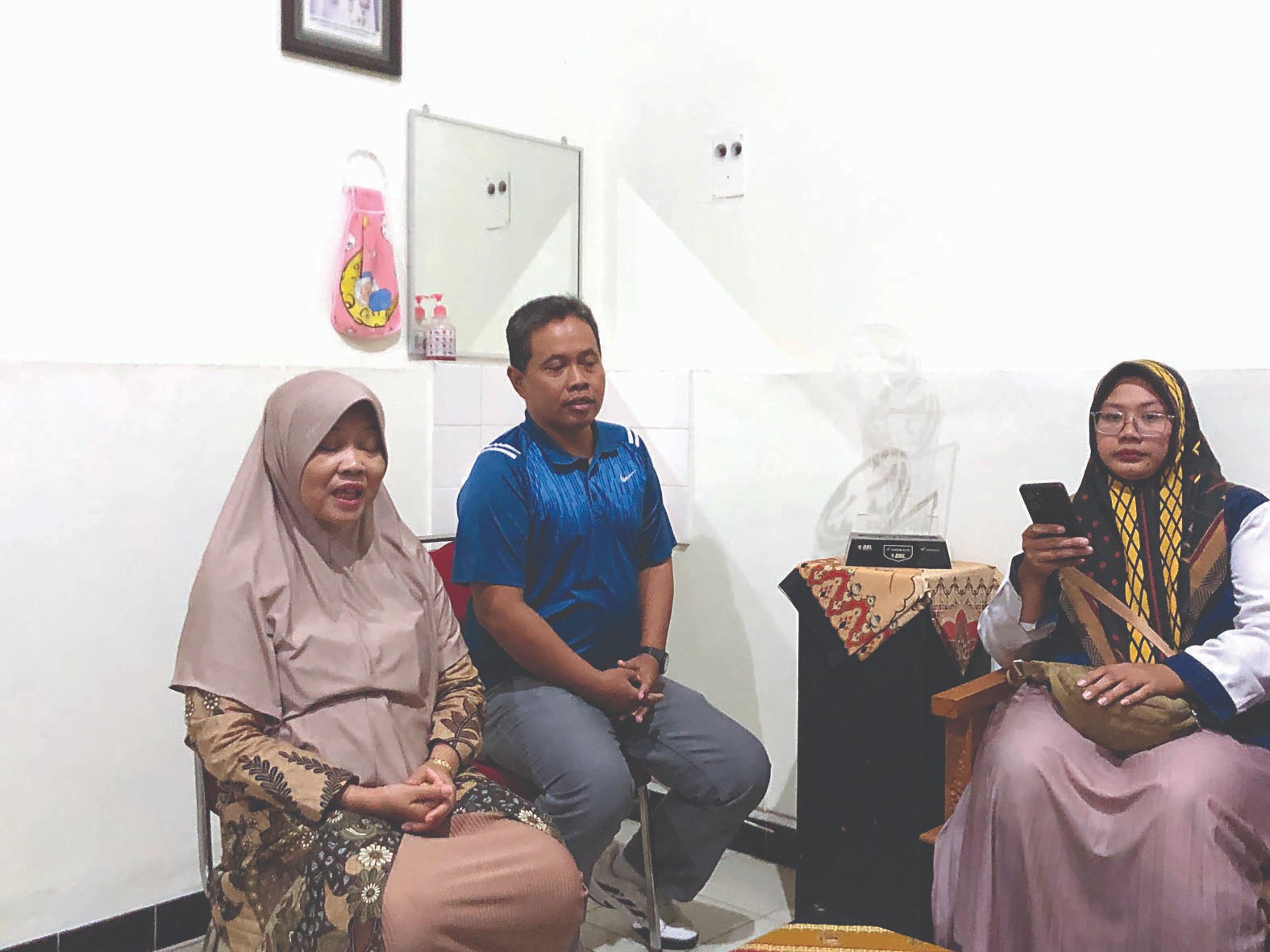 Kepala SMAN 1 Blitar, Wiwik Dwi Astuti, didampingi Waka Kesiswaan Susianto  saat klarifikasi, Senin (7/7/2025).