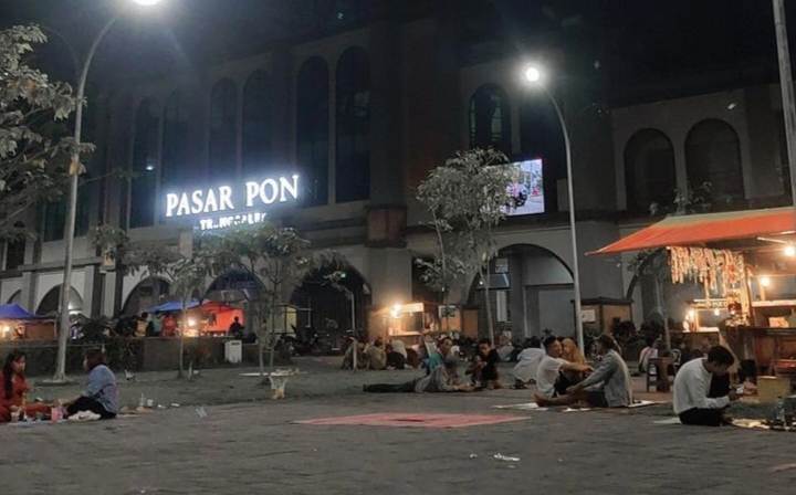 Pasar Pon Trenggalek adalah pusat perdagangan tradisional dan modern di Kabupaten Trenggalek, Jawa Timur.