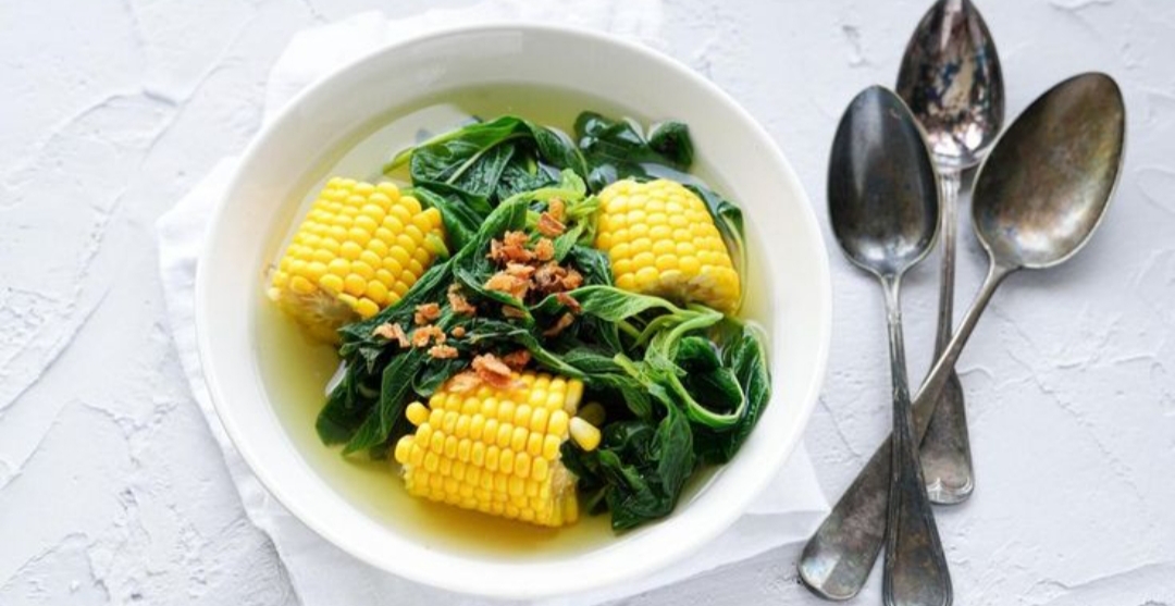 Di tengah maraknya makanan modern dan kuliner kekinian, ada satu menu yang tetap bertahan di hati sebagian warga Tulungagung  yaitu nasi jagung dengan sayur bening.