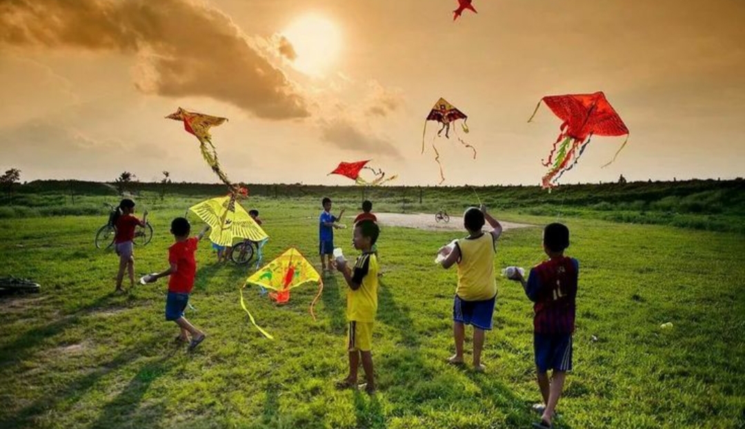 Tradisi main layangan masih kuat, terutama di kampung-kampung Tulungagung. Begitu angin bertiup kencang, anak-anak langsung keluar dengan benang gulungan dan layangan plastik buatan sendiri.