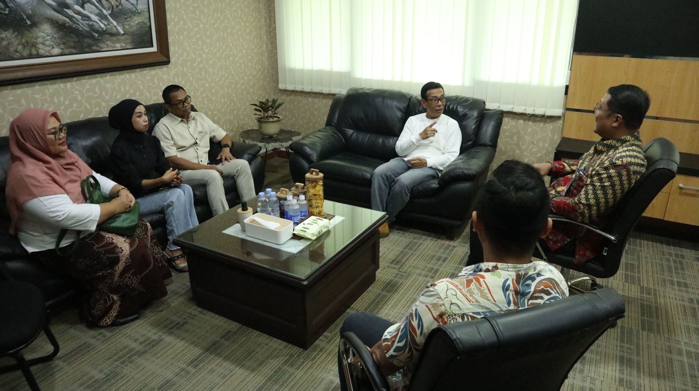 Direksi Radar Tulungagung disambut hangat oleh Kepala Cabang BRI Tulungagung.