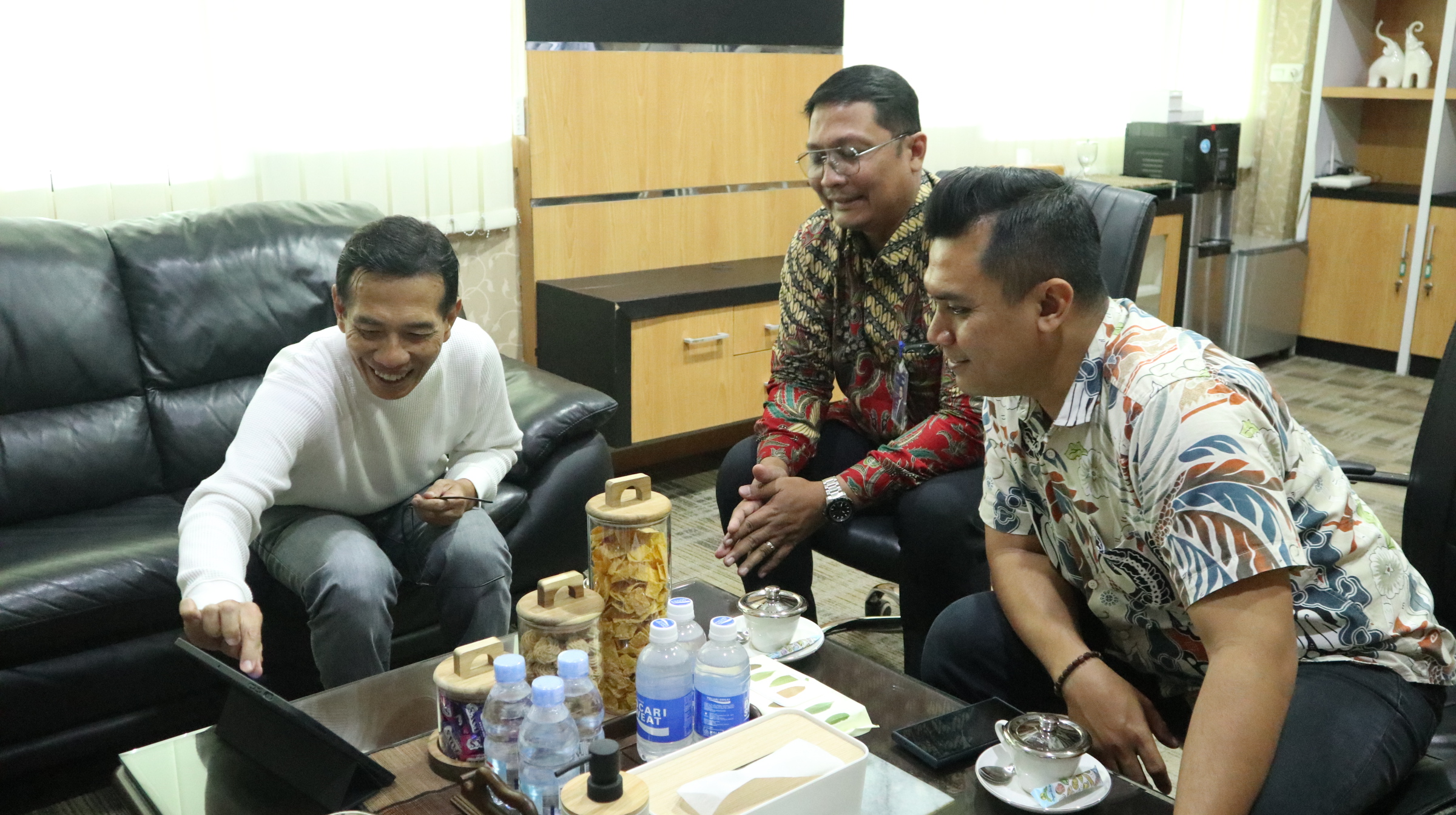 Direktur Radar Tulungagung, Aris Sudanang saat memaparkan program ke Kepala Cabang BRI Tulungagung, Agus Herman Pribadi (tengah).