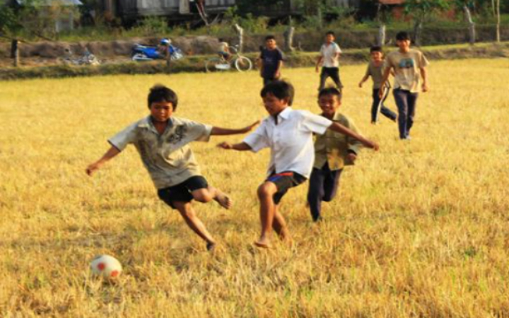 Setiap sore di Tulungagung, suasana kampung mendadak ramai seperti stadion mini.