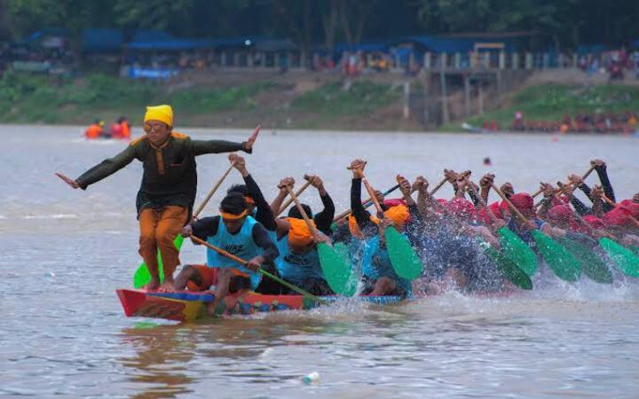 Anak Coki menari di ujung perahu pacu jalur, simbol semangat dan kearifan lokal masyarakat Kuantan Singingi, Riau.