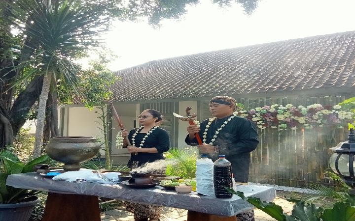 Eko Putranto sedang melakukan prosesi penjamasan pusaka Presiden Indonesia ke 7, Joko Widodo, di Surakarta, beberapa waktu lalu.