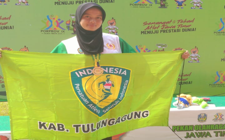 Icha Tia Monica, atlet lompat tinggi asal Desa Tegalrejo, Kecamatan Rejotangan, Kabupaten Tulungagung, meraih emas di Porprov IX Jawa Timur 2025.