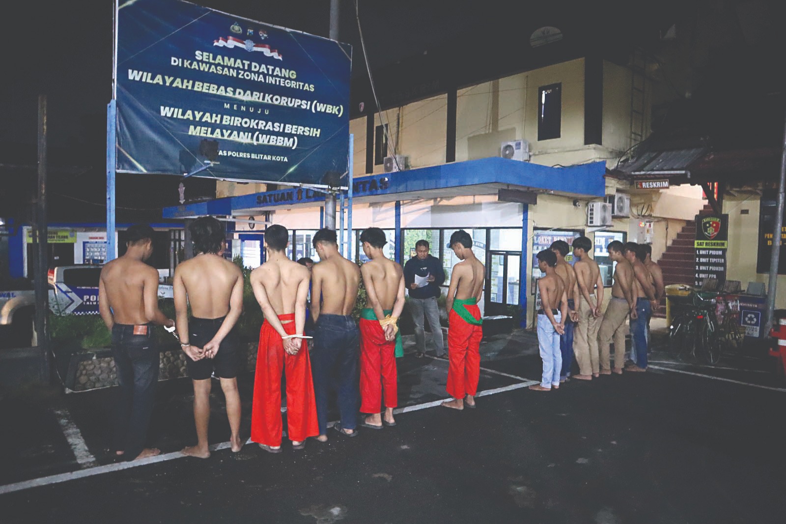Para oknum pesilat diamankan Polres Blitar Kota karena berbuat ricuh, Minggu (6/7/2025).
