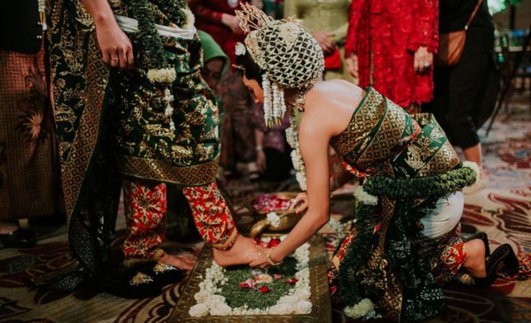 Di kampung-kampung Tulungagung, pesta pernikahan bukan sekadar acara sehari. Bagi warga, ini adalah momen besar yang menggugah semangat gotong royong, kebersamaan, dan tradisi yang mengakar kuat.