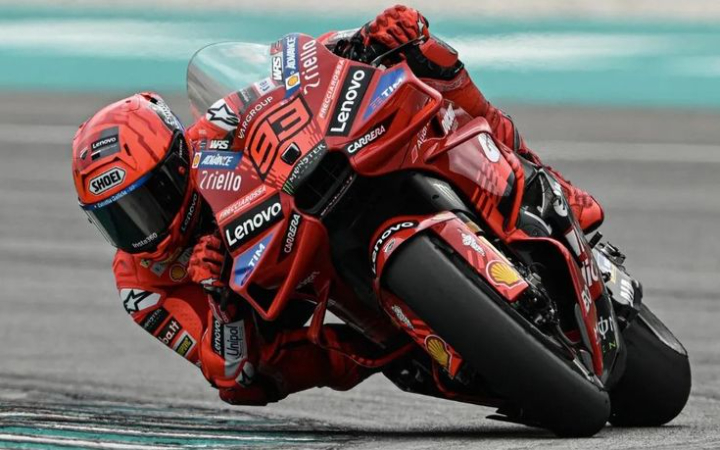 Pembalap legendaris Marc M&aacute;rquez kembali membuktikan kejayaannya di Sachsenring dengan meraih kemenangan gemilang di MotoGP Jerman 2025.