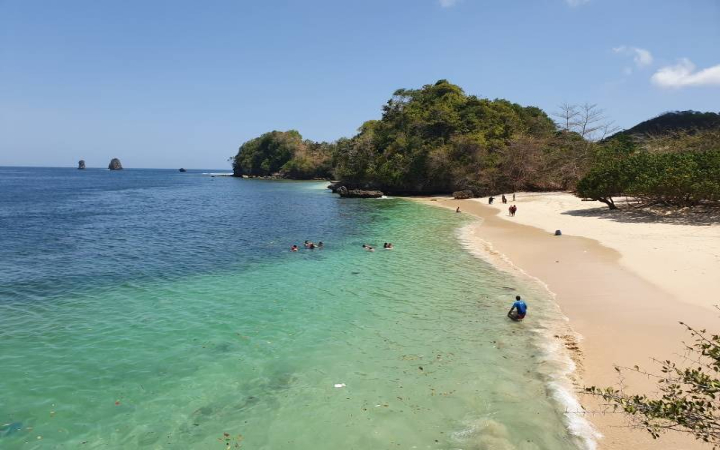 Pantai Tiga Warna  destinasi wisata alam yang populer di Malang