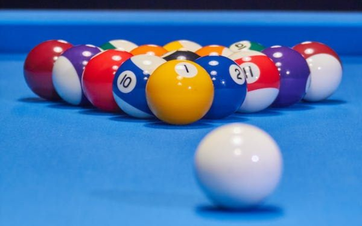 Permainan billiard kini menjadi salah satu pilihan hiburan populer anak muda di Tulungagung.