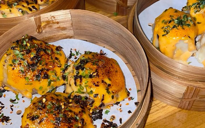 Dimsum adalah salah satu makanan khas Tiongkok yang populer di Indonesia.