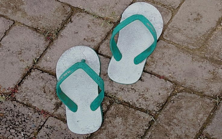 Sandal jepit di Tulungagung adalah simbol kesederhanaan, kepraktisan, bahkan loyalitas yang tak terucapkan.