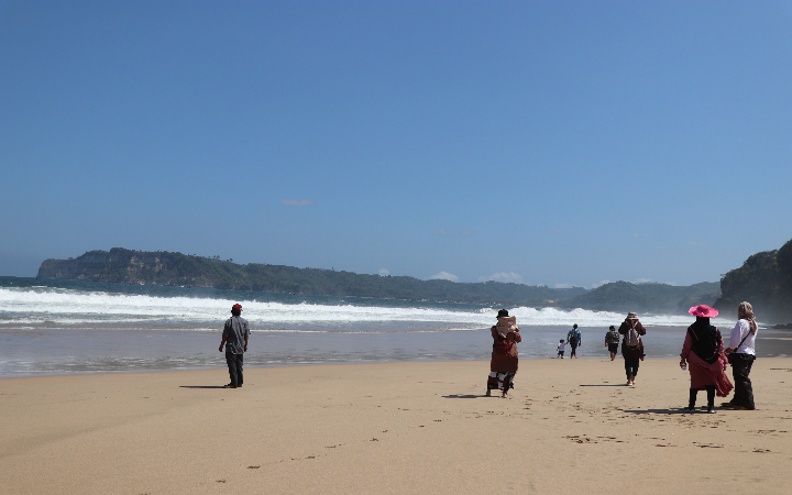 Pantai Dlodo di Desa Panggungkalak, Kecamatan Pucanglaban, Kabupaten Tulungagung dengan pesona pasir yang lembut.