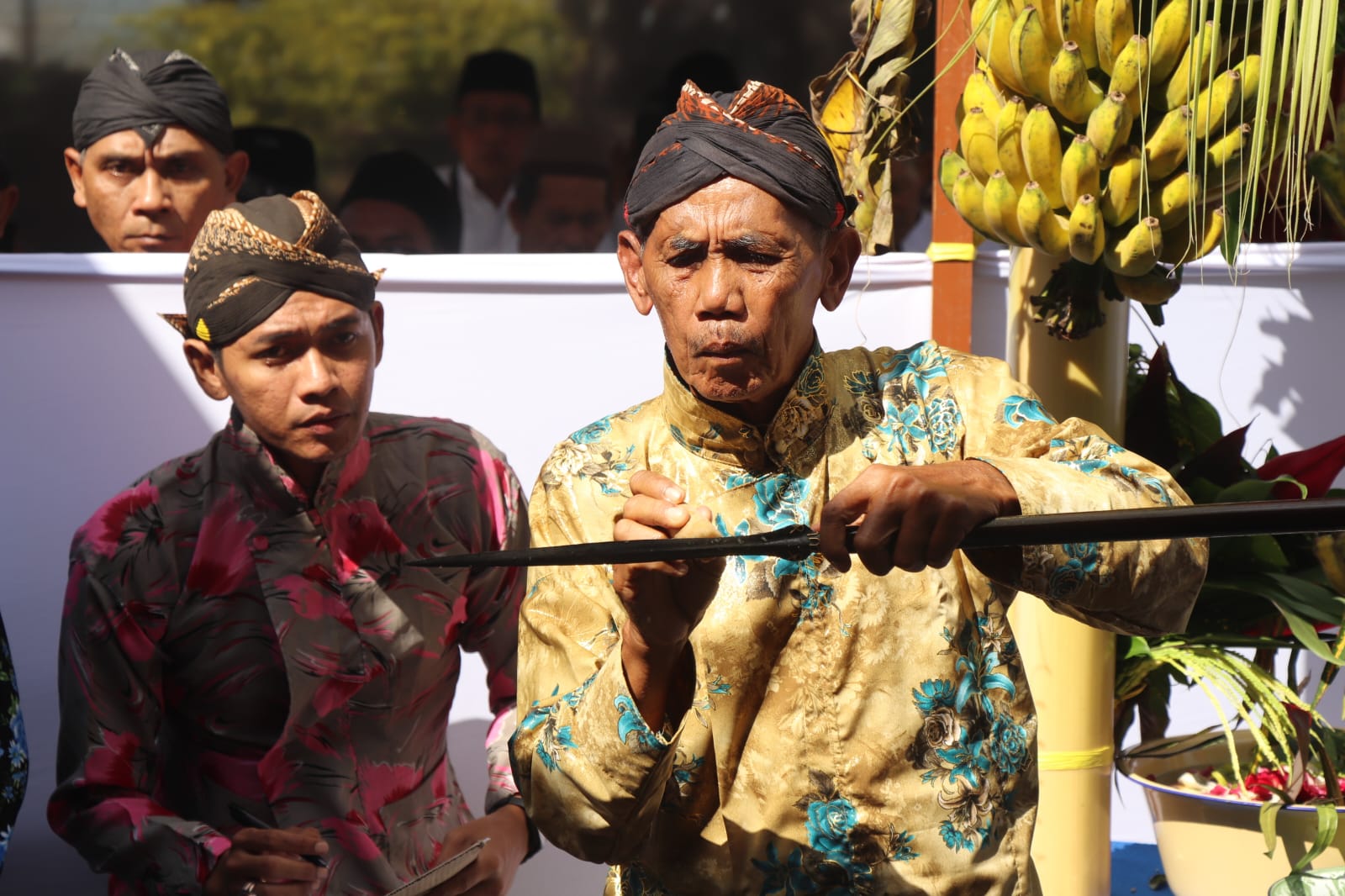 Hari kedua pelaksanaan Festival Budaya Spiritual (FBS) 2025 di Tulungagung diwarnai dengan prosesi sakral jamasan pusaka tombak Kyai Upas, Jumat (11/7/2025).