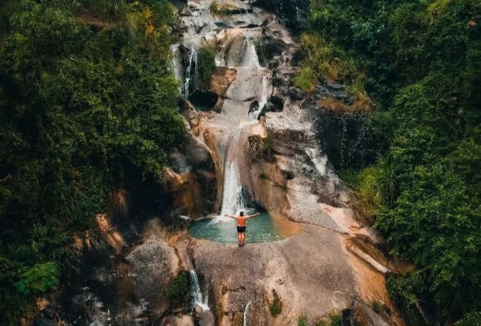 Air Terjun Coban Kromo, yang berada di Dusun Sidem, Desa Pelem, Kecamatan Campurdarat, Kabupaten Tulungagung.  suguhkan pemandangan asri.