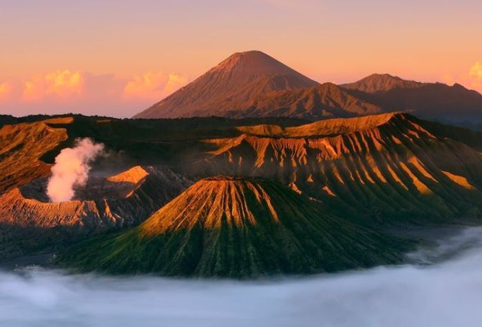 Gunung Bromo kembali diselimuti fenomena embun beku yang disebut embun upas, pada Kamis (10/7/2025).
