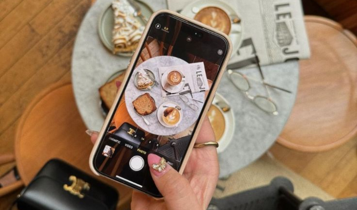 Foto bagus gak harus dari kamera mahal! Pelajari cara menghasilkan foto keren hanya dengan kamera HP atau smartphone kamu. Simpel, praktis, dan hasil tetap profesional.