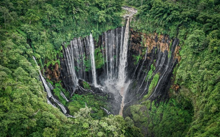 Air Terjun Tumpak Sewu merupakan salah satu destinasi wisata alam paling spektakuler di Indonesia. Terletak di perbatasan Kabupaten Lumajang dan Malang, Jawa Timur.