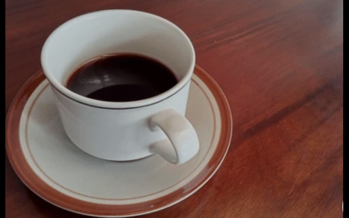 Secangkir kopi panas jadi teman setia warga Tulungagung menghadapi dinginnya malam musim bediding.