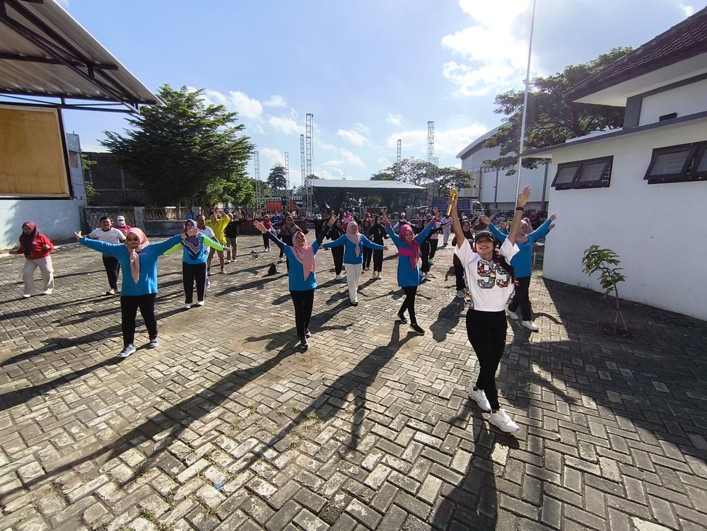 Warga mengikuti senam bersama di halaman kantor Dispora Tulungagung pada Jumat (11/7/2025) pagi.