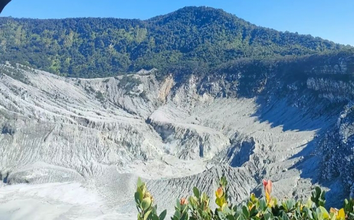 Gunung Tangkuban Perahu adalah salah satu destinasi wisata alam paling terkenal di Jawa Barat, tepatnya di Lembang, Kabupaten Bandung Barat.