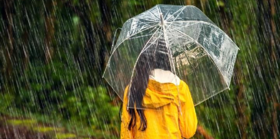 Ketika langit mulai menggelap dan rintik-rintik hujan jatuh membasahi bumi Tulungagung, kota ini seperti berubah menjadi ruang kenangan.