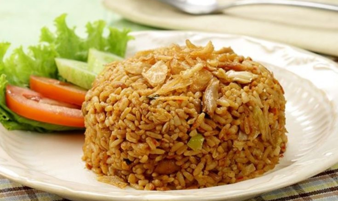 Jangan remehkan makanan kaki lima! Di Tulungagung, warung tenda dan gerobak sederhana justru menyajikan cita rasa yang tak kalah dengan restoran mahal. Yaitu nasi goreng jawa.