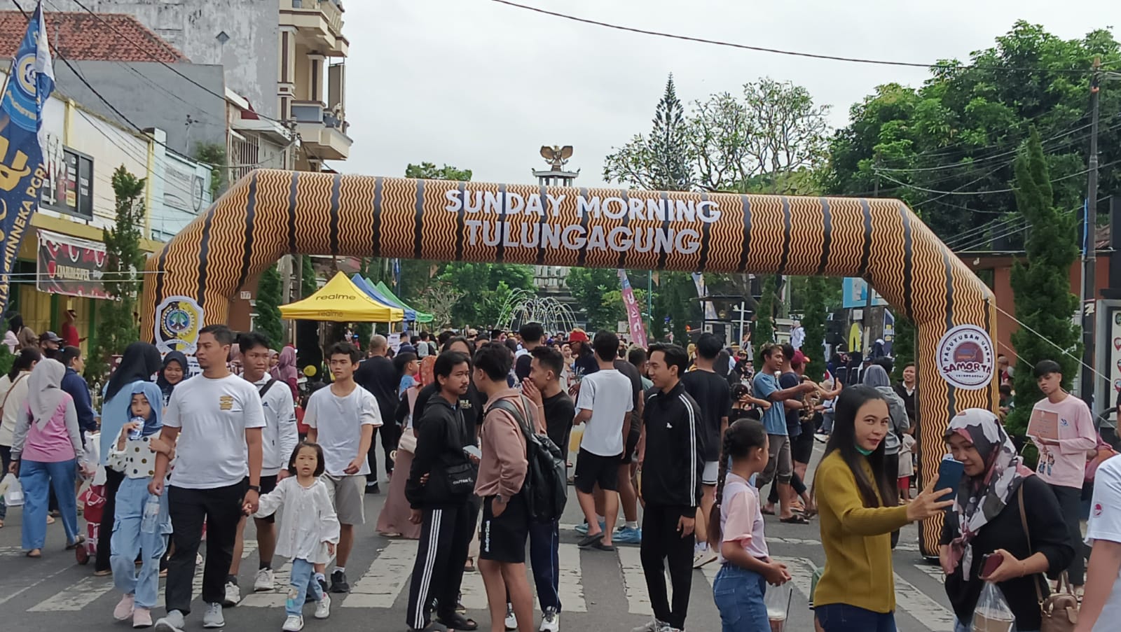 Jika Anda sedang berada di Tulungagung saat akhir pekan, jangan lewatkan kesempatan untuk menikmati pagi Minggu yang seru di Alun-Alun Tulungagung murah meriah.