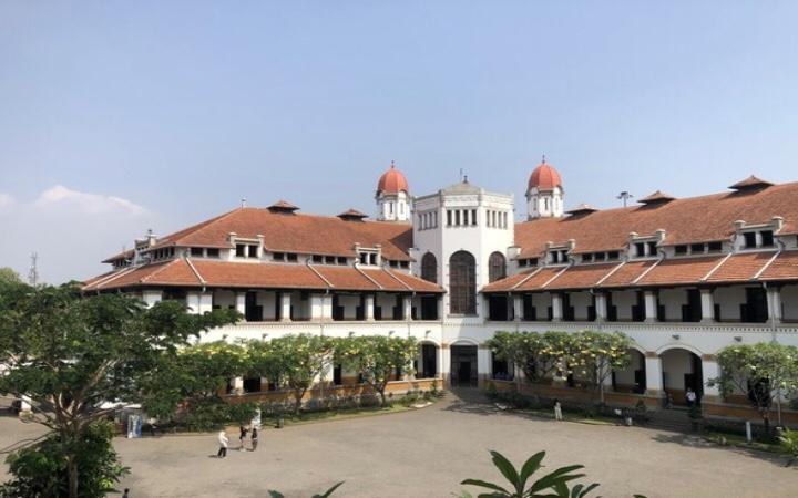 Pengunjung dapat menikmati keindahan arsitektur, mengenal sejarah, sekaligus merasakan suasana romantis di Lawang Sewu Semarang.