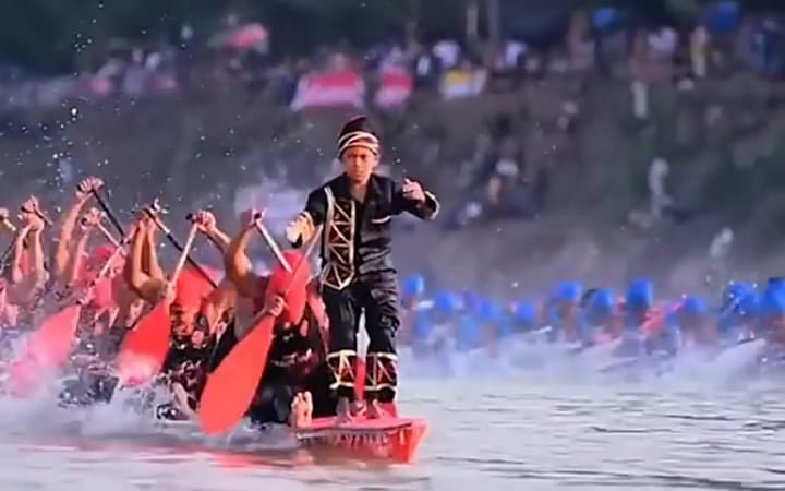 Seorang bocah berusia 11 tahun bernama Rayyan Arkan sukses mencuri perhatian publik setelah videonya menari di ujung sampan saat lomba Pacu Jalur viral di media sosial.