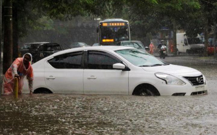 Tindakan menerobos banjir menyimpan empat risiko serius yang bisa merugikan secara fisik maupun finansial.