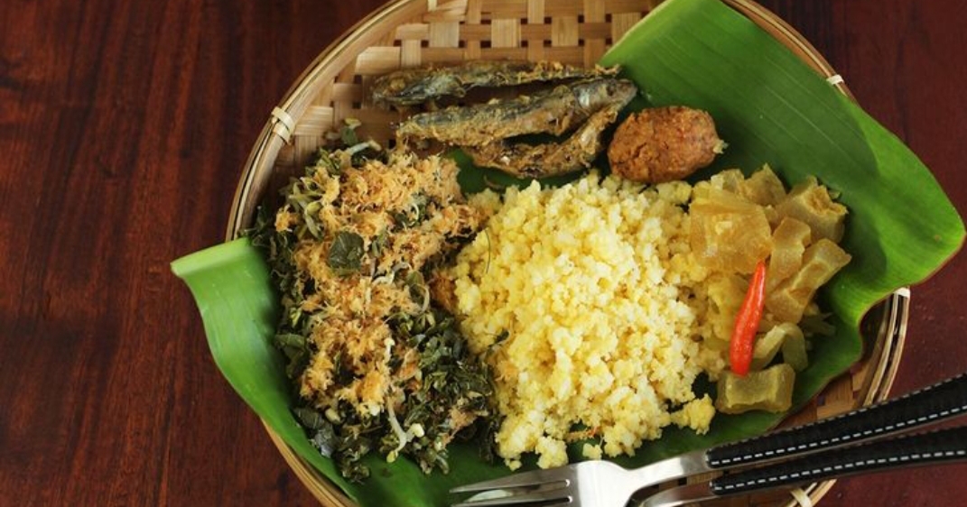 Sudut-sudut kotanya sambil mencari sarapan khas yang menggoda selera. Udara pagi yang sejuk, deretan warung sederhana yaitu nasi jagung.