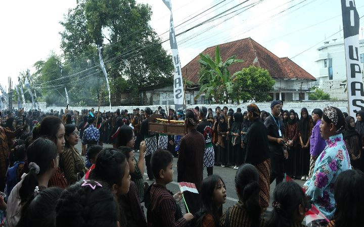Warga antusias melihat prosesi jamasan tombak Kyai Upas di Pendapa Kanjengan, pada Jumat (12/7/2025).