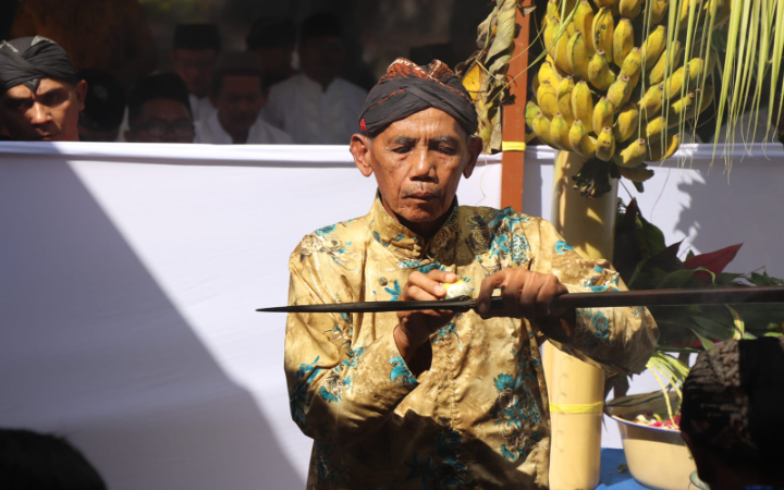 Prosesi jamasan tombak Kyai Upas di Pendapa Kanjengan, pada Jumat (11/7/2025).