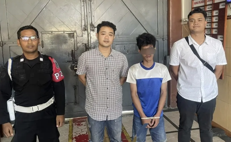 Pelaku pencurian gabah (kaus biru) di Dusun Glotan, Desa Tanggung, Kecamatan Campurdarat, Kabupaten Tulungagung.  Sedangkan satu pelaku lainnya tidak ditahan karena masih di bawah umur.