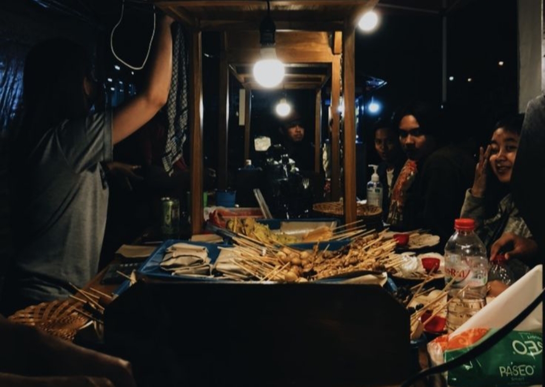 Tulungagung tak hanya menarik di siang hari saat malam tiba, kota ini justru menunjukkan sisi lain yang menggoda wisata kuliner malam salah satunya angkringan yang buka malam