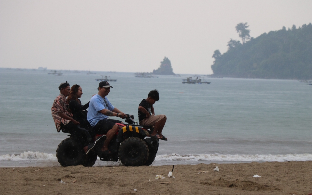 Tulungagung, kota kecil di Jawa Timur yang dikenal sebagai penghasil marmer, ternyata menyimpan banyak kejutan menarik bagi para pelancong salah satunya Pantai Gemah.