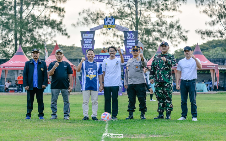 Wakil Bupati Tulungagung Ahmad Baharudin (kaus biru putih) membuka turnamen sepak bola antar desa se-Kabupaten Tulungagung Beji Cup Series III, Minggu (13/7/2025).