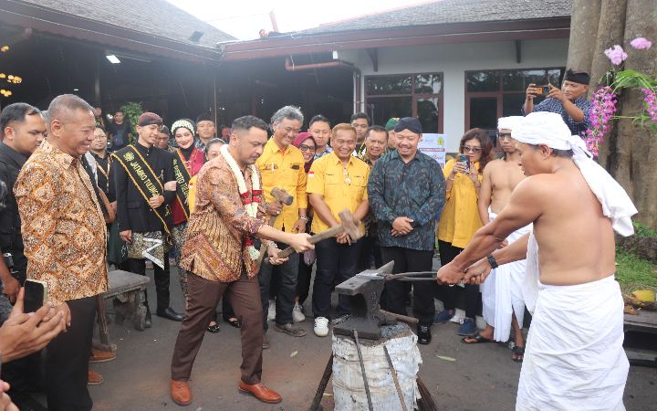 Wakil Menteri Kebudayaan Giring Ganesha didampingi Bupati Tulungagung Gatut Sunu saat lakukan tempa kehormatan dari padepokan Pulanggeni di Pendapa Kongas Arum Kusumaning Bangsa, Minggu (13/7/2025).