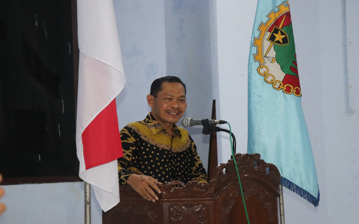 Ketua Dewan Koperasi Indonesia Daerah (Dekopinda) Tulungagung, Nyadin, memberikan sambutan di kegiatan tasyakuran memperingati Hari Koperasi  ke 78, Sabtu (12/7/2025).