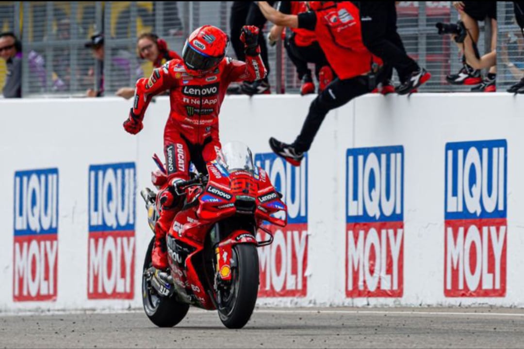 Ajang MotoGP Jerman yang digelar di Sirkuit Sachsenring, menampilkan aksi balap kelas dunia, tetapi juga menjadi panggung tak terduga bagi budaya Indonesia, pada Minggu (13/7/2025).