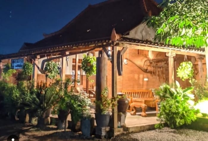 Di tengah menjamurnya kafe modern, ada kafe di Tulungagung tampil berbeda dengan menghadirkan konsep tradisional khas Jawa.