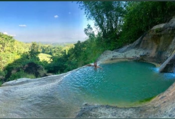 Air Terjun Coban Kromo Tulungagung menyajikan panorama alam yang masih asri dan jarang dijamah wisatawan.