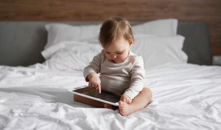 Bahaya Memberikan Gadget pada Bayi dan Solusi Bijak untuk Orang Tua