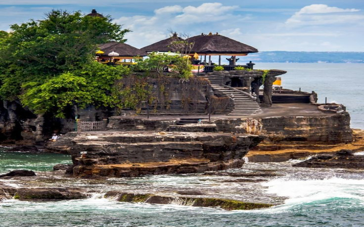 Tanah Lot dikenal sebagai salah satu destinasi wisata paling ikonik di Bali. Selain keindahan pura yang terletak di atas batu karang, kawasan ini juga menyimpan misteri tersembunyi&mdash;yakni Goa Ular.