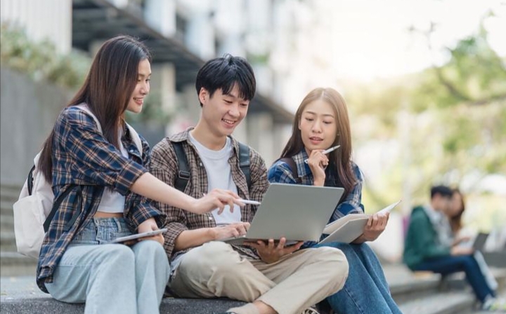 Memasuki dunia perkuliahan adalah fase baru dalam hidup seseorang bagi mahasiswa baru.