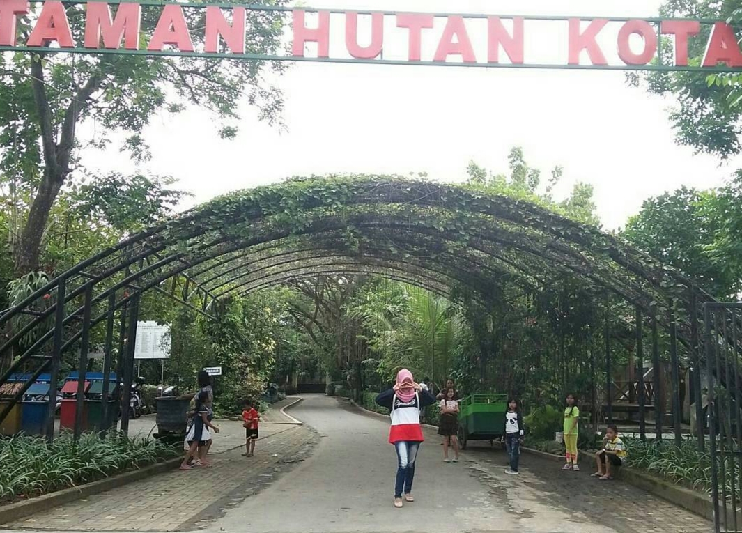 Salah satu tempat yang kerap luput dari sorotan adalah hutan kota Tulungagung, sebuah ruang hijau yang rindang dan damai. Di pagi hari, cahaya matahari yang menyusup di antara pepohonan ingin menyepi.