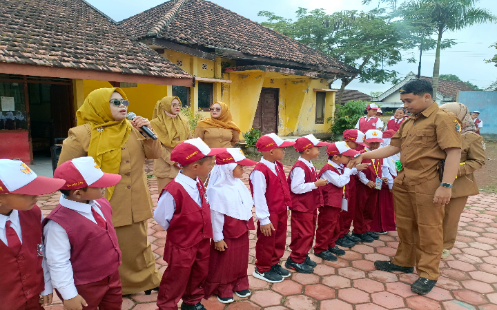MPLS di wilayah pegunungan Tulungagung berlangsung penuh semangat termasuk di SDN 4 Jengglungharjo, Kecamatan Tanggunggunung, Senin (14/7/2025).